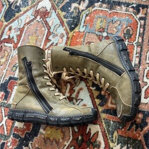 Rover’s women’s Boots